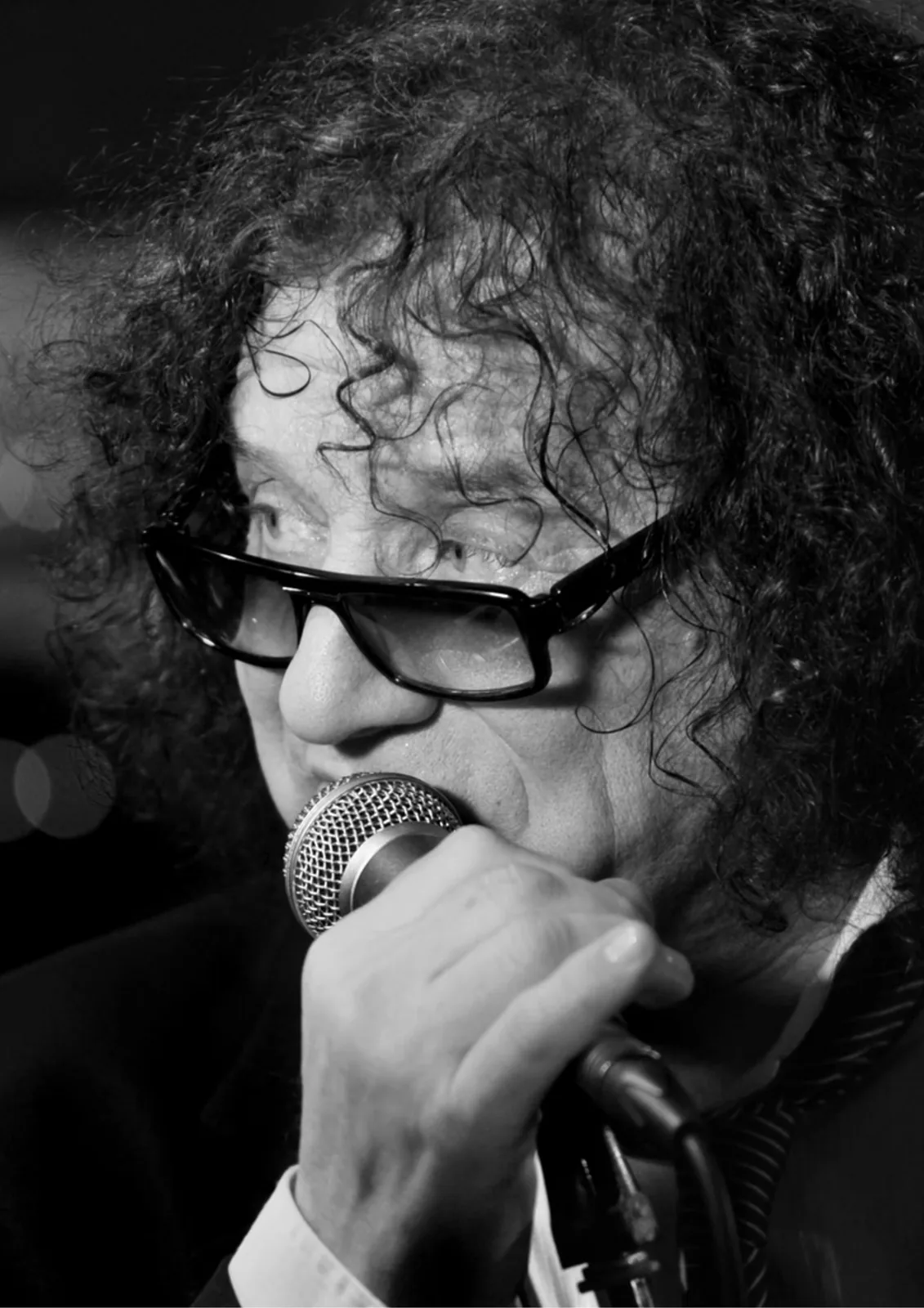 Chanteur au micro, portrait en noir et blanc