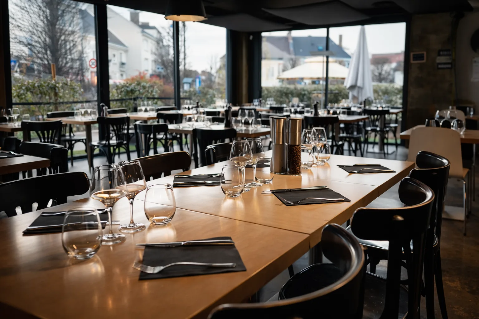 Grande salle du restaurant Le Loft à Deuil-la-Barre, tables dressées et baies vitrées