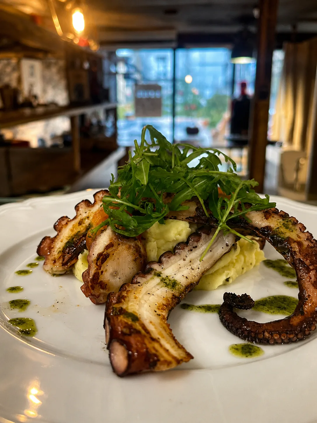 Poulpe grillé et pesto, plat de la carte du Loft