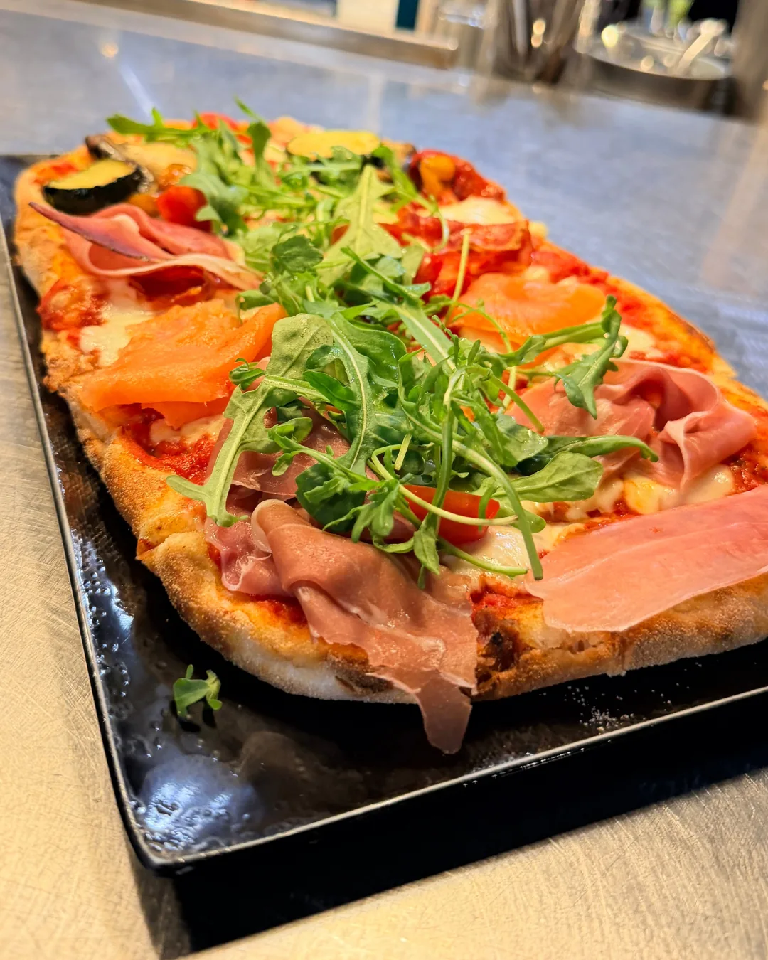 Pizza du Loft au jambon cru et à la roquette