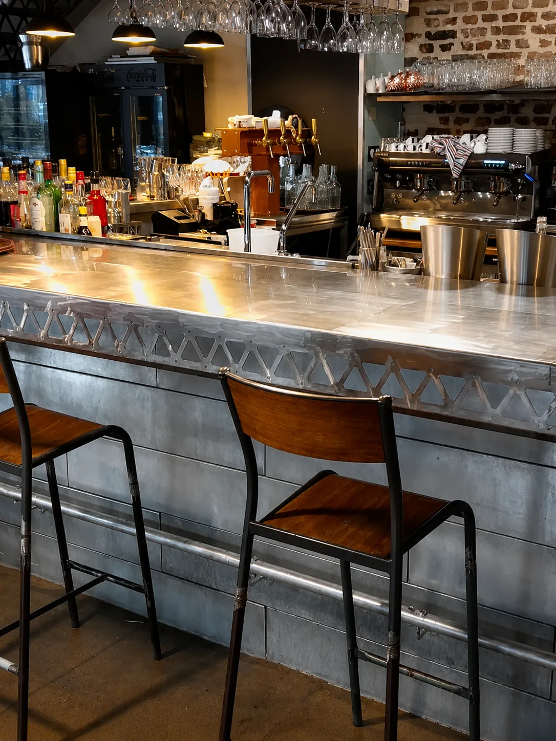 Comptoir en zinc et tabourets du bar du Loft