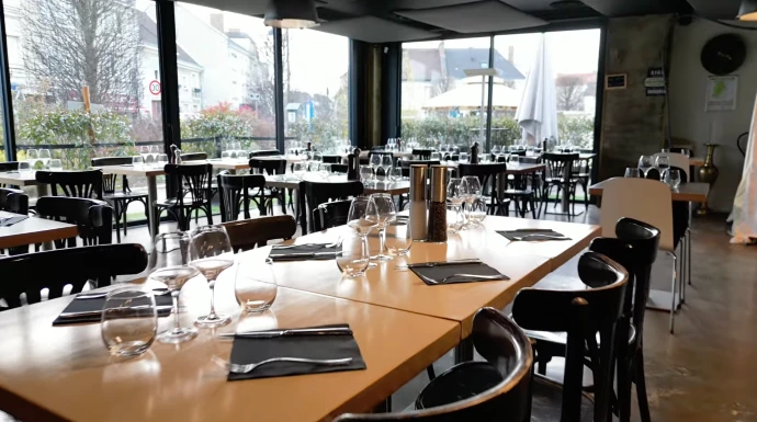 table dressée restaurant le loft service élégant dîner